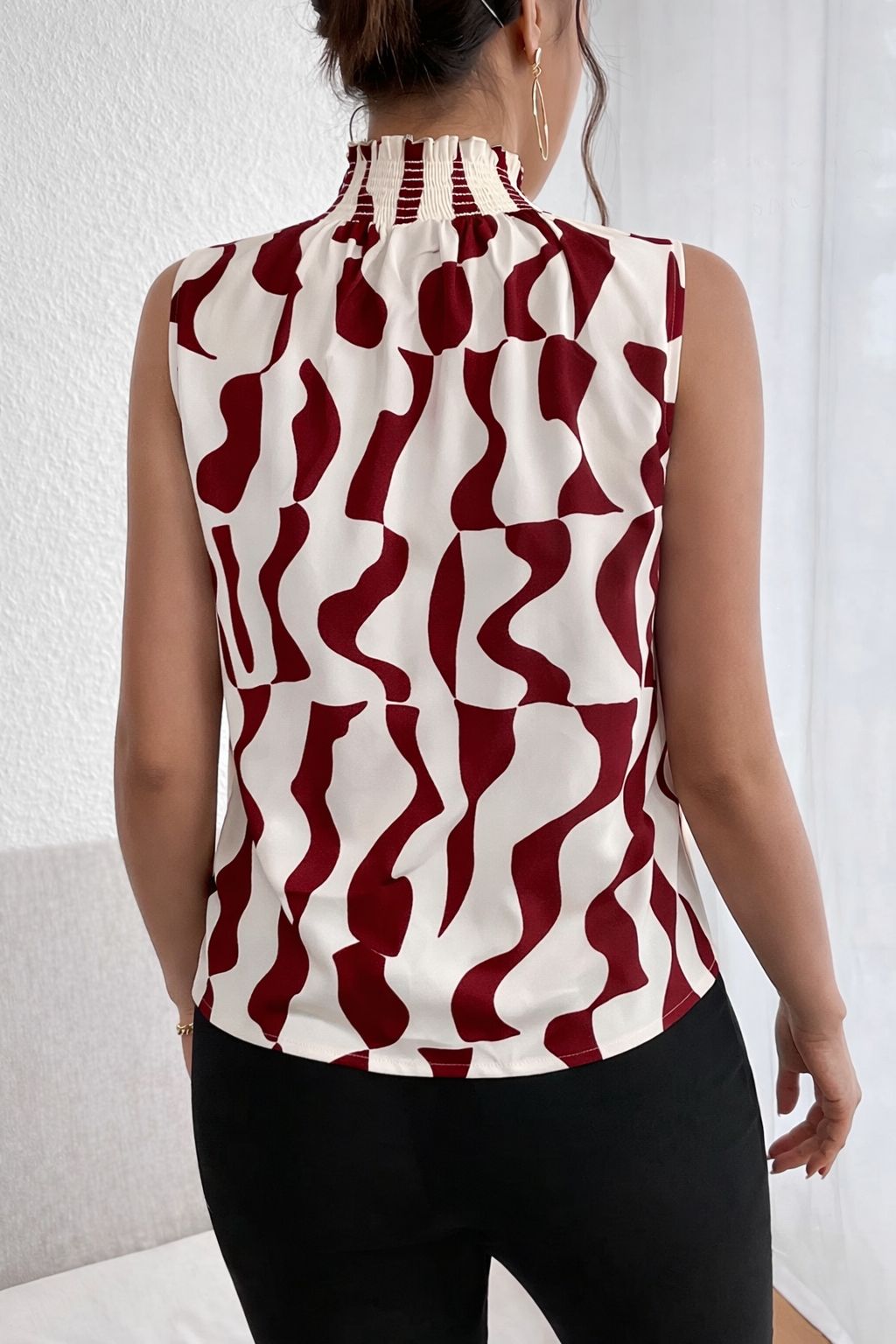 Blusa Regata Gola Alta Estampada