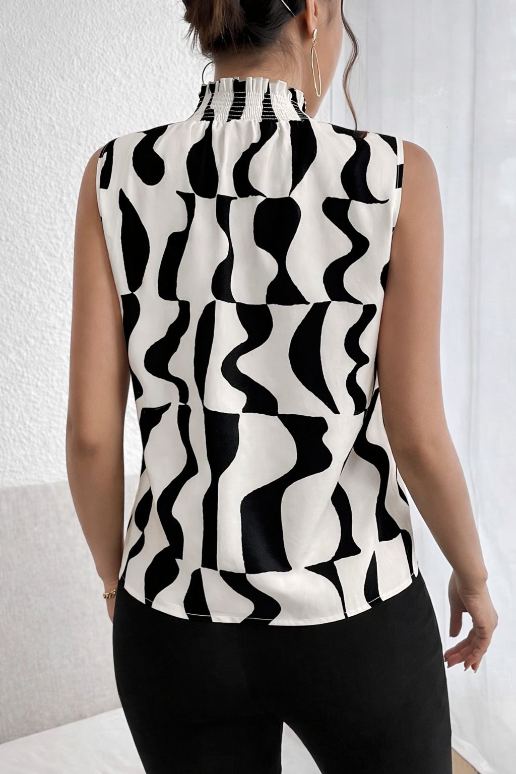 Blusa Regata Gola Alta Estampada