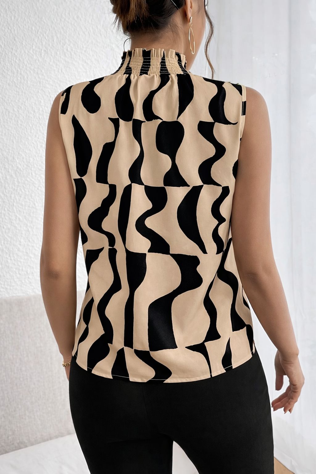 Blusa Regata Gola Alta Estampada